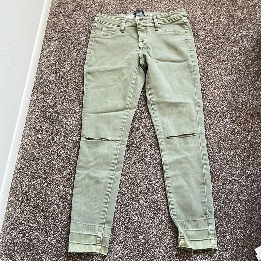 Mossimo green jeans. Ankle length. Never worn